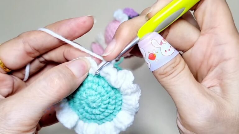 How to Crochet a Mini Bouquet Pattern for Stunning Déco - All Thing Crafts