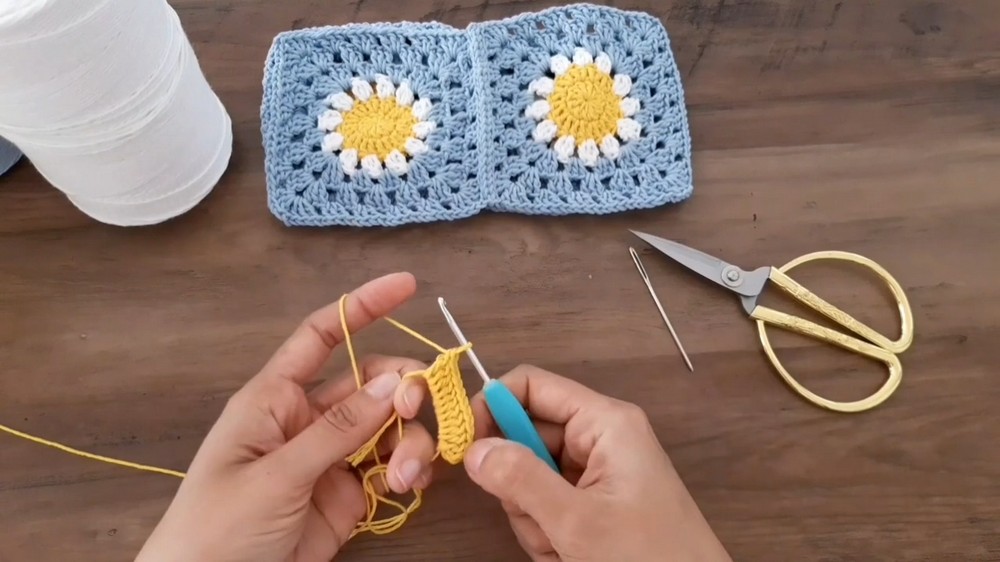 Crochet Daisy Bucket Hat